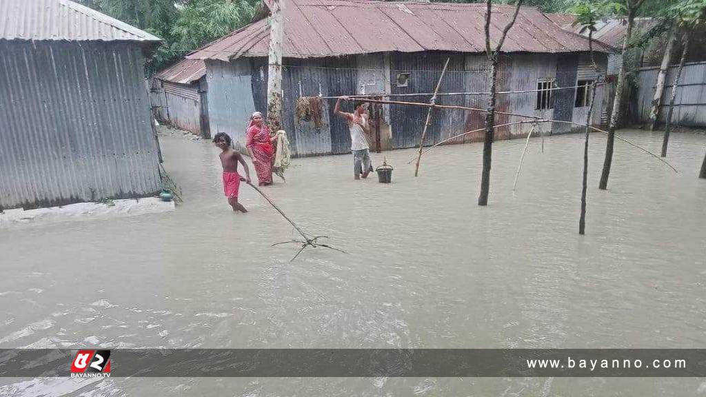 গাইবান্ধায় লোকালয়ে ঢুকছে তিস্তার পানি