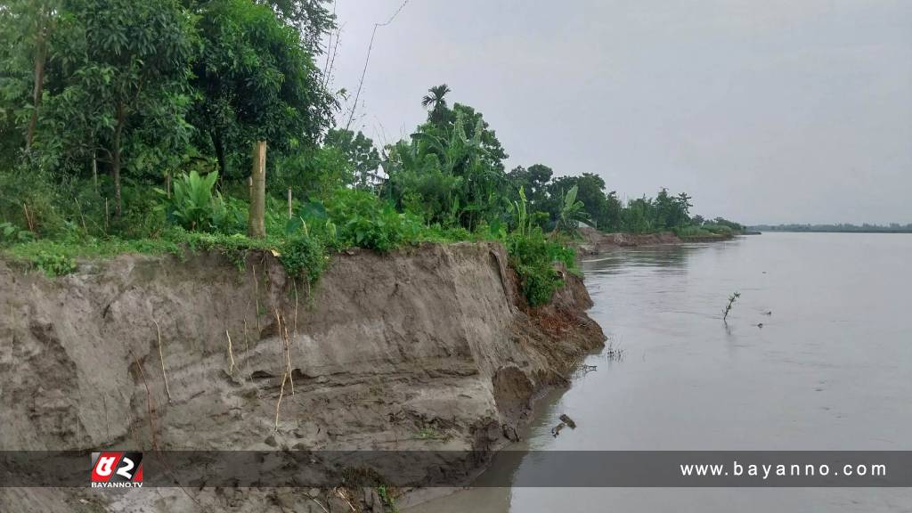 মায়ের কবর নদী গর্ভে বিলীন, বাকরুদ্ধ হয়ে পড়েন ছেলে