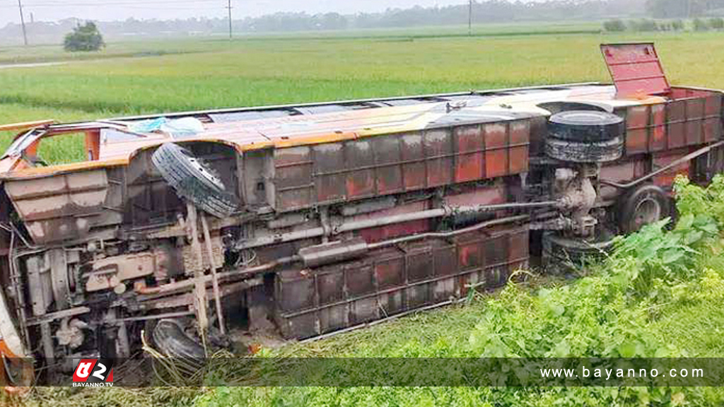 পিকনিকের বাস খাদে, নিহত ১