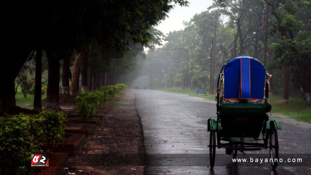 ঝুম বৃষ্টিতে ভিজলো ঢাকা