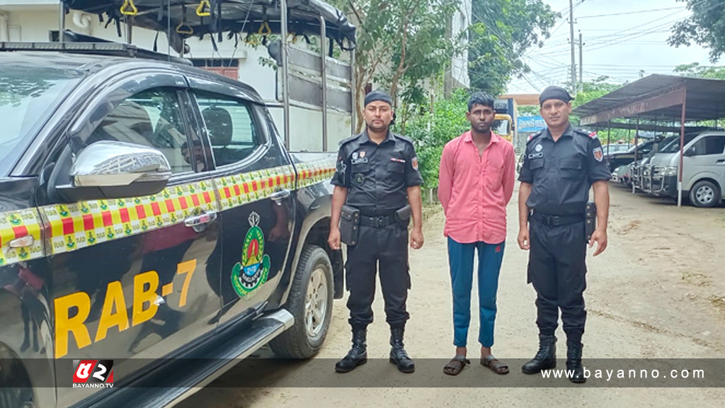 গাঁজা-ফেনসিডিলসহ কাভার্ডভ্যানচালক গ্রেপ্তার