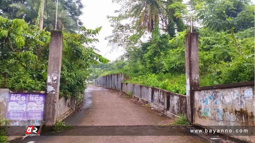 খুঁটিতেই সীমাবদ্ধ কুবির আবাসিক হলের গেইট