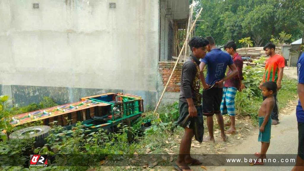 তাড়াশে নছিমন উল্টে চালক নিহত