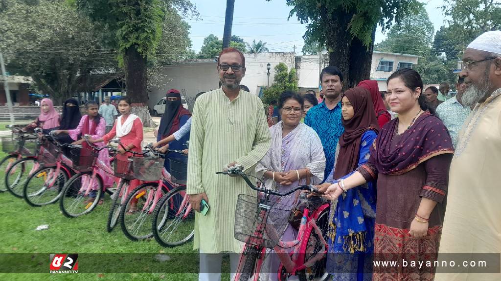 গরীব মেধাবী শিক্ষার্থীদের মাঝে বাইসাইকেল বিতরণ