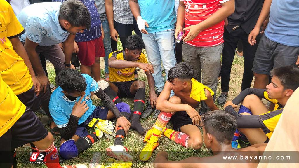 ফুটবল প্রতিযোগিতায় হাঁসফাঁস করছে প্রতিযোগিরা