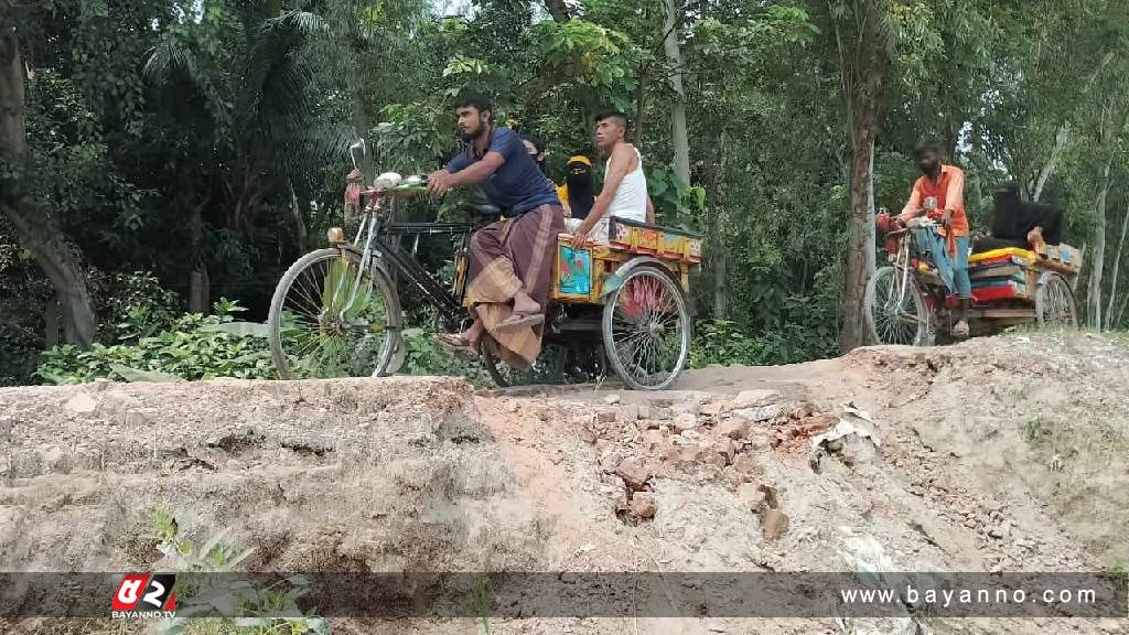 সংস্কার হচ্ছে না সড়ক, দূর্ভোগে গ্রামবাসী