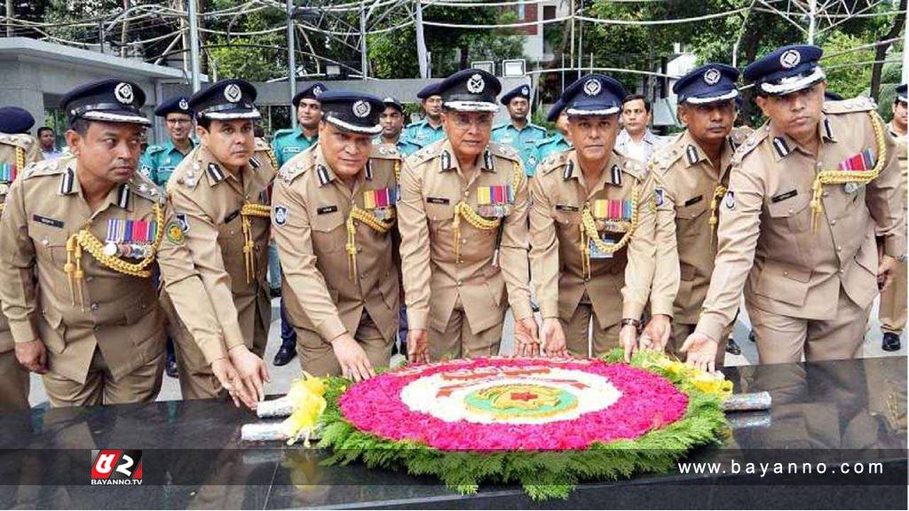 বঙ্গবন্ধুর প্রতিকৃতিতে ডিএমপি কমিশনারের শ্রদ্ধা