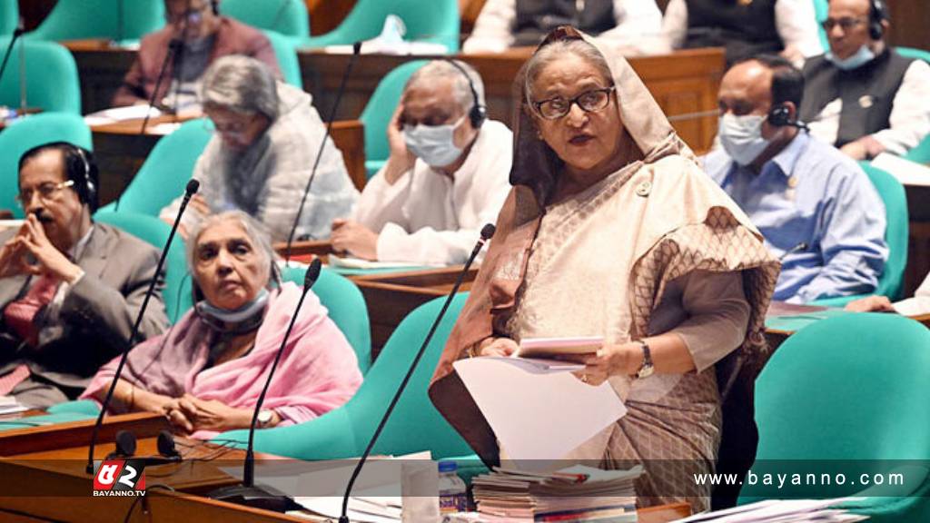 সংসদে প্রধানমন্ত্রীকে করতালি দিয়ে অভিনন্দন