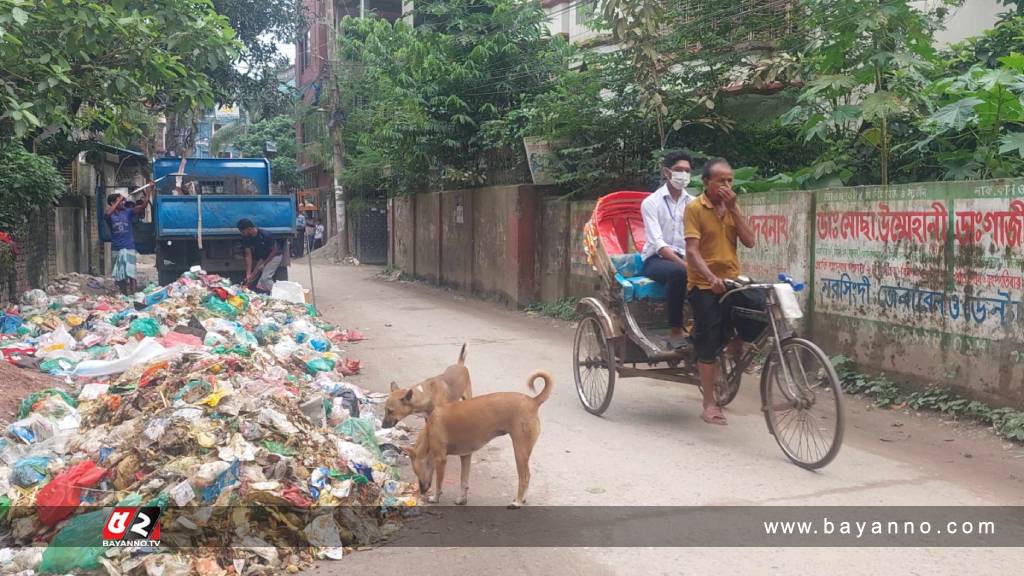 নরসিংদী পৌর সড়কে ময়লার ভাগার, যানজটে ভোগান্তি