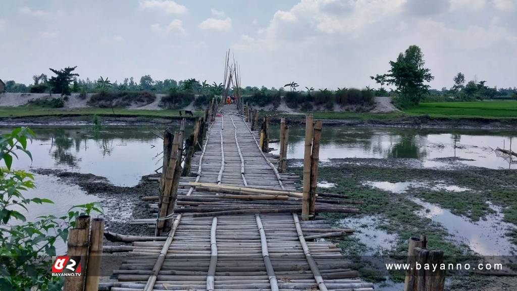 ফুলবাড়ীতে স্বেচ্ছাশ্রমে বাঁশের সাঁকো নির্মাণ