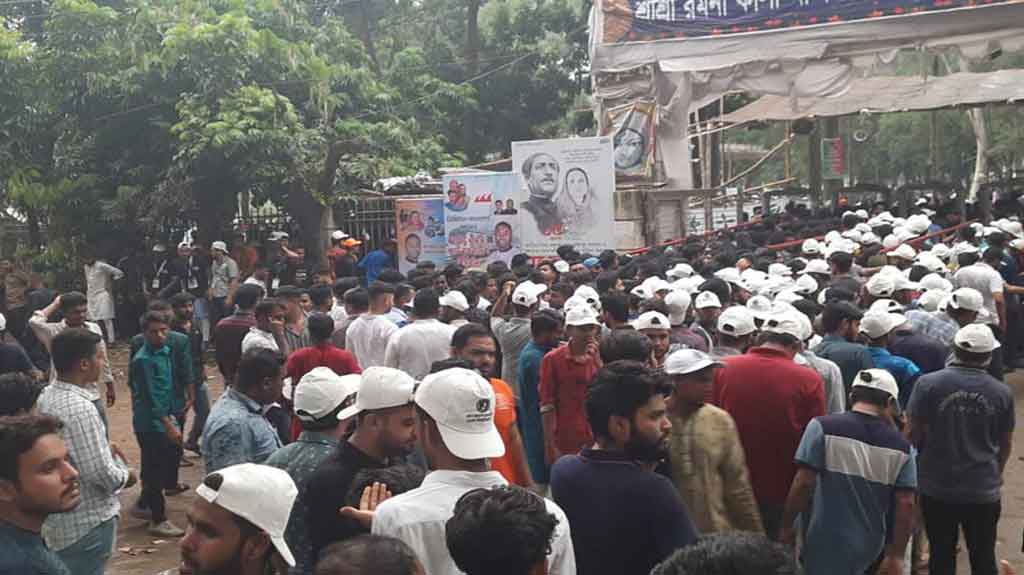 ছাত্রলীগ নেতাকর্মীদের পদচারণায় সোহরাওয়ার্দী উদ্যান মুখরিত