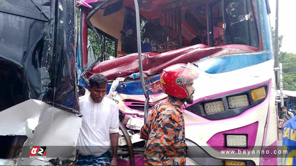 বরিশালে দুই বাসের সংঘর্ষে বৃদ্ধা নিহত, আহত ২৫