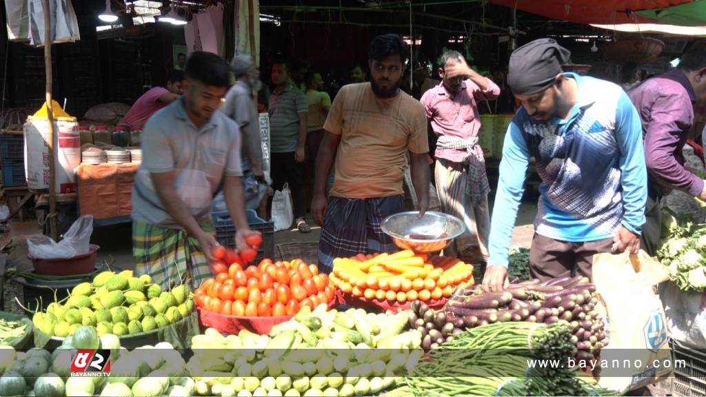 বাজারে সবজির দাম চড়া, চরম অস্বস্তিতে ক্রেতারা