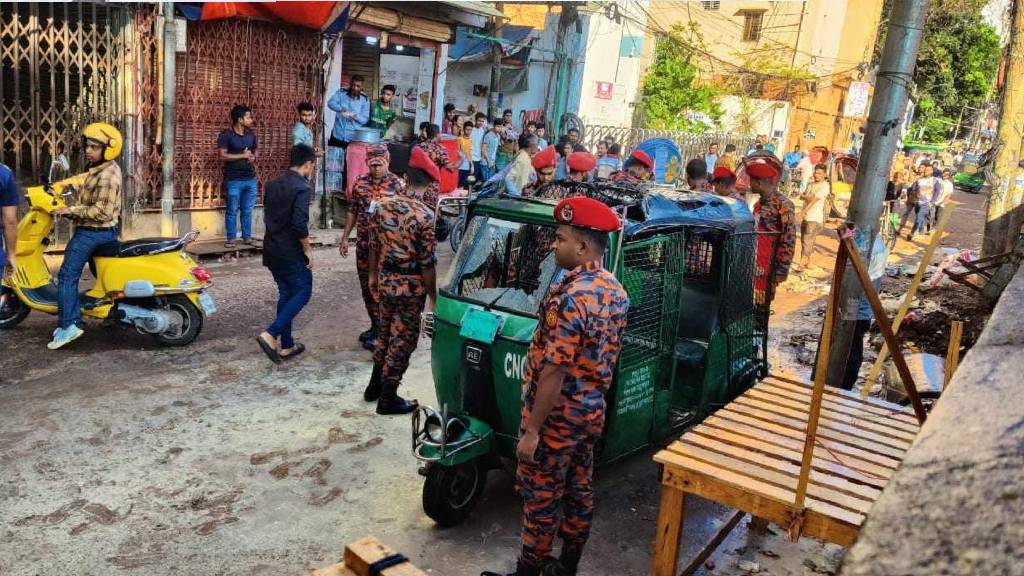 সিএনজি অটোরিকশায় ককটেল নিক্ষেপের পর বিস্ফোরণ