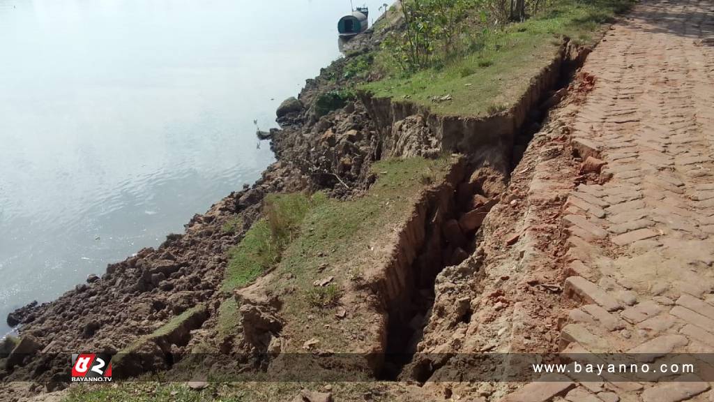 নদী ভাঙনে রাস্তা বিলীন হতে যাচ্ছে, বিপাকে ১০ গ্রামের মানুষ