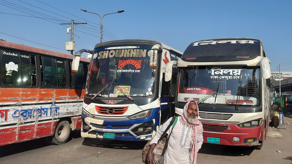 মহাখালী টার্মিনাল ছাড়ছে খালি বাস