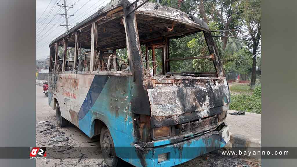 দাঁড়িয়ে থাকা যাত্রীবাহী বাসে আগুন