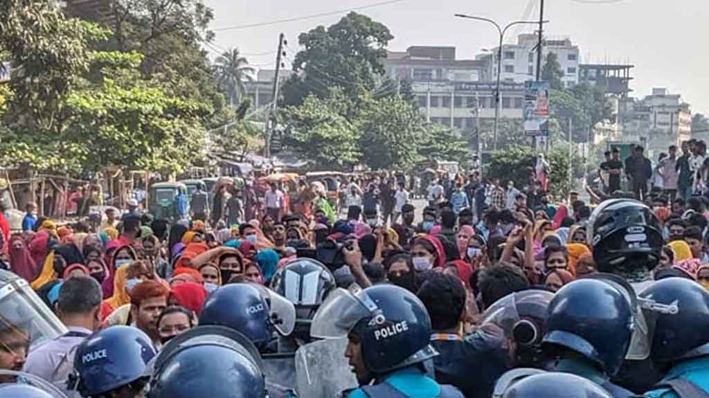 মিরপুরে সড়ক অবরোধ করে বিক্ষোভ শ্রমিকদের