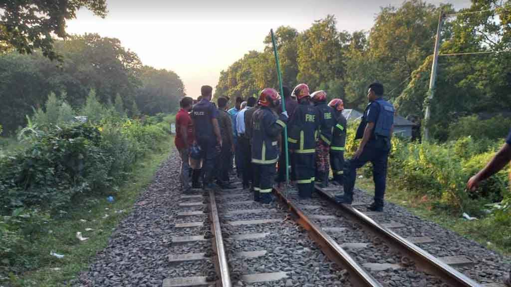 কালিয়াকৈরে রেললাইনে দুর্বৃত্তদের আগুন