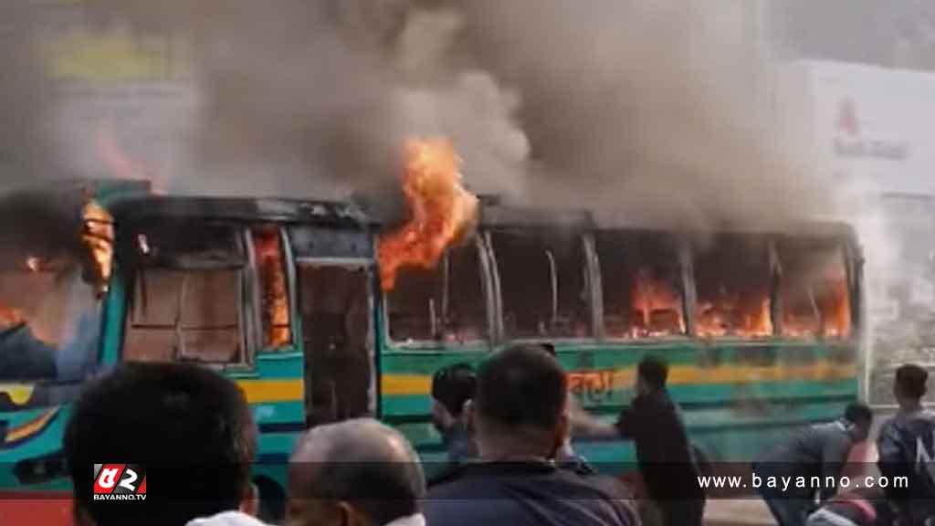 সকালে ধানমন্ডিতে আগুনে পুড়লো বাস