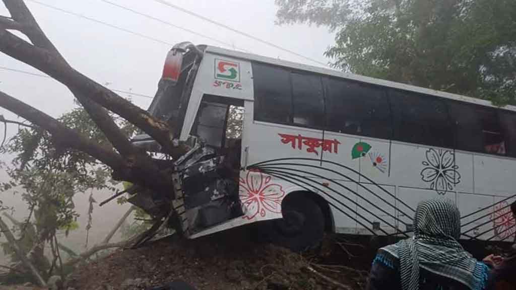 সকালে সড়কে বাস-ট্রলির সংঘর্ষ, নিহত ২