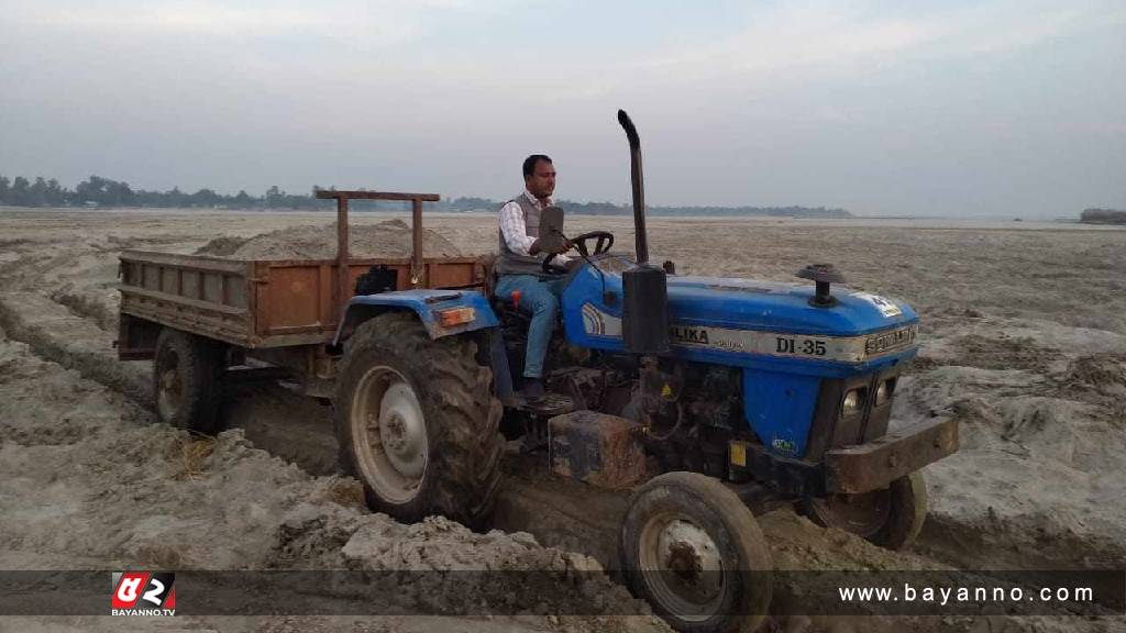 অবৈধ বালু উত্তোলনের দায়ে ট্রাক্টর মালিকের জরিমানা