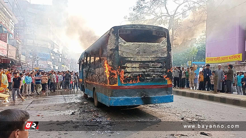 দুপুরবেলা গুলিস্তানে বাসে আগুন