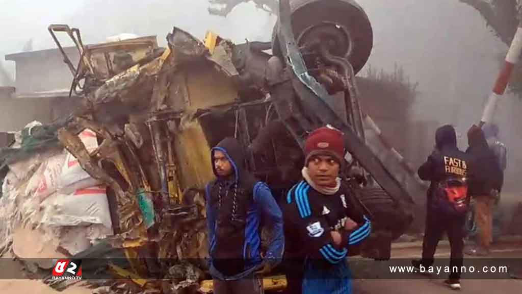 ট্রেনের ধাক্কায় প্রাণ গেল ট্রাকে চালক-হেলপারের