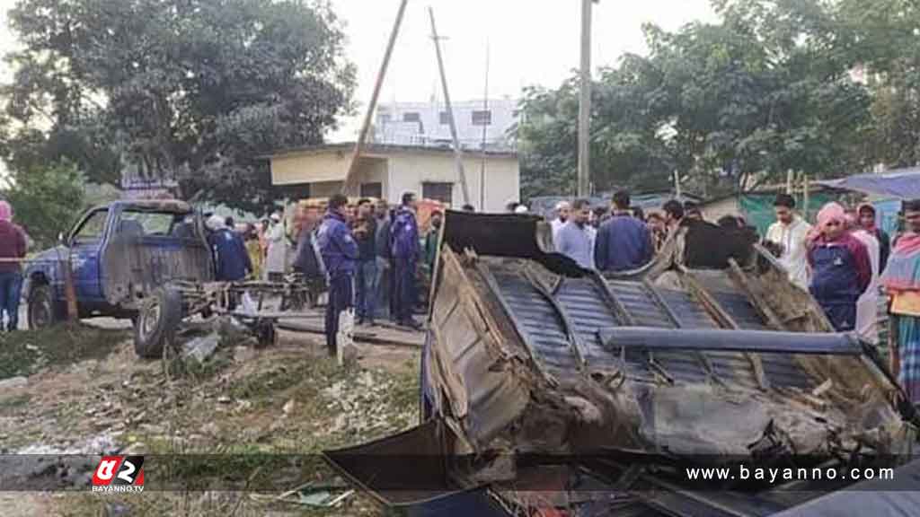 ট্রেনের ধাক্কায় দুমড়ে-মুচড়ে পুলিশ ভ্যান,  নিহত ১