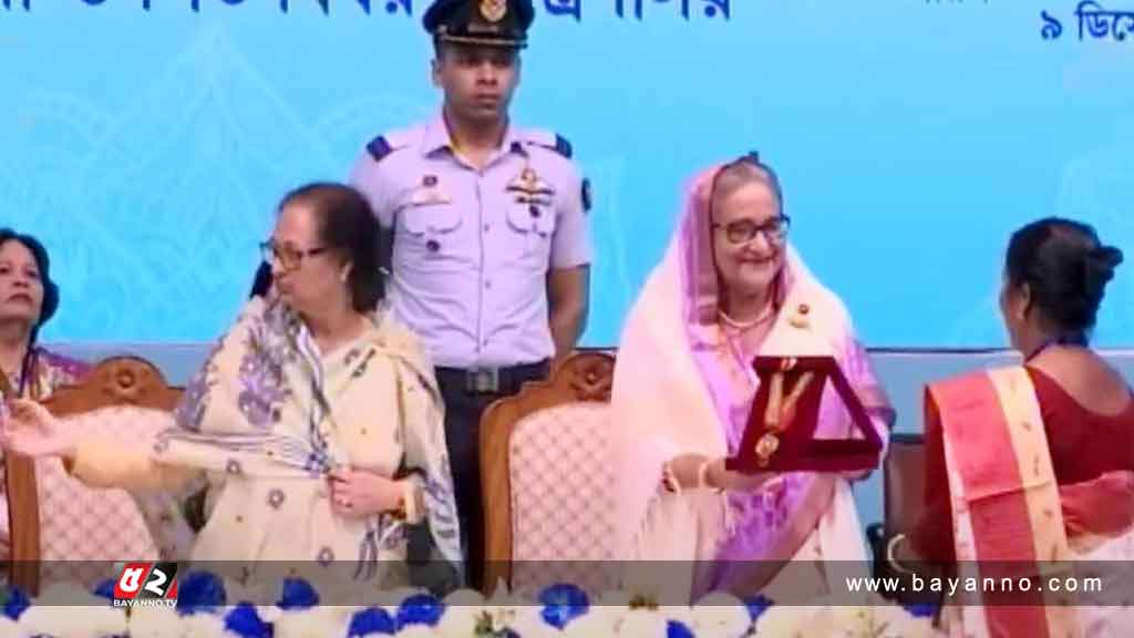 ৫ নারীর হাতে রোকেয়া পদক তুলে দিলেন প্রধানমন্ত্রী