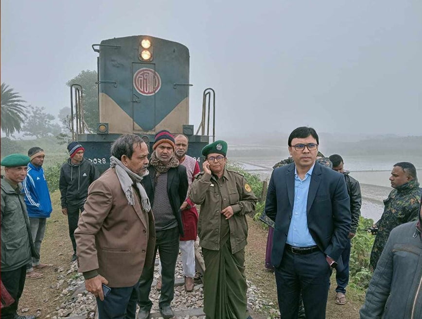 রেললাইনের স্লিপার তুলে নাশকতার চেষ্টা