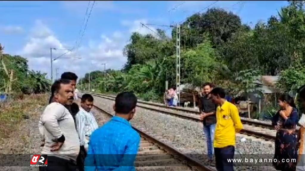 রেললাইনে বসে মোবাইলে মগ্ন ২ স্কুলছাত্র, ট্রেনে কাটা পড়ে মৃত্যু