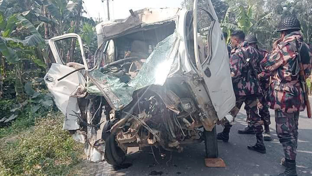 বিজিবির  গাড়ির সঙ্গে বাসের সংঘর্ষ