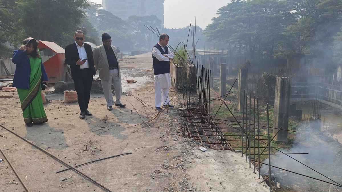 অফিসের জানালা দিয়ে মন্ত্রী দেখলেন বর্জ্য পোড়ানোর ধোঁয়া, নিলেন ব্যবস্থা