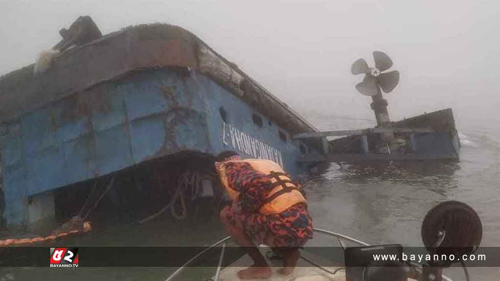 মাঝ নদীতে ফেরিডুবি: উদ্ধারে হামজা-রুস্তম