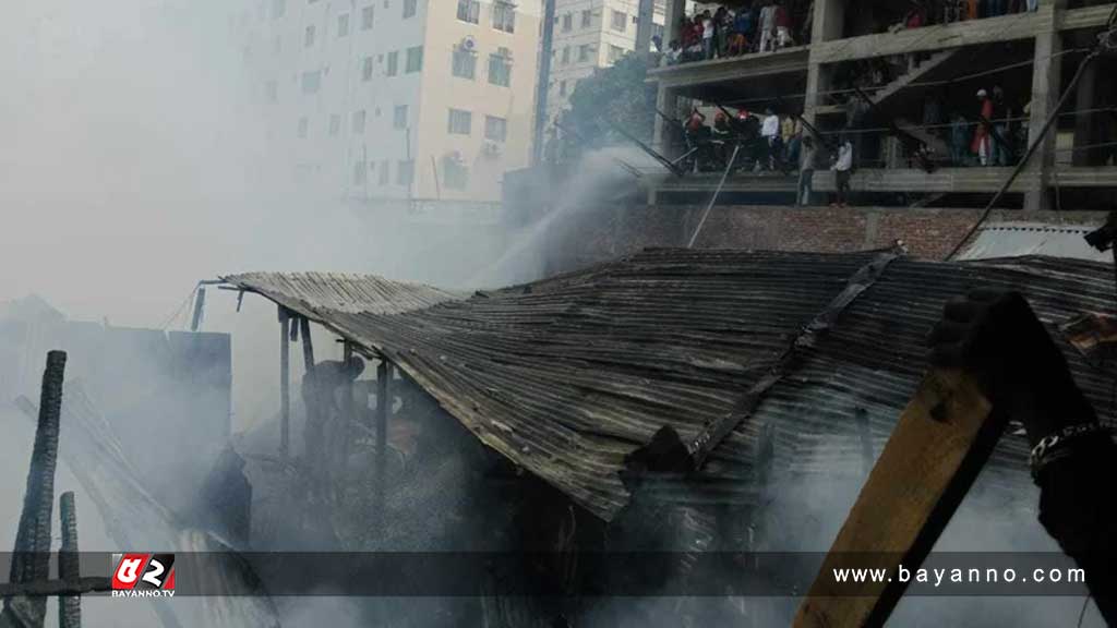 মিরপুর বস্তিতে আগুন : ফায়ার সার্ভিসকে সহায়তায় সেনাবাহিনী মোতায়েন