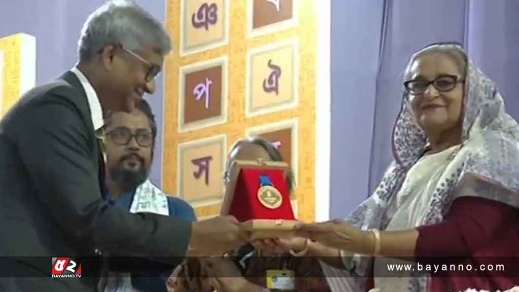 বাংলা একাডেমি সাহিত্য পুরস্কার তুলে দিলেন প্রধানমন্ত্রী