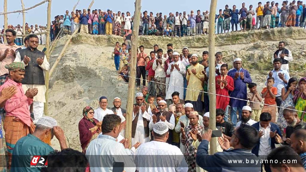 ব্রহ্মপুত্র নদের ভাঙ্গন রোধে এলাকাবাসীর উদ্যোগে বাঁধ নির্মাণ