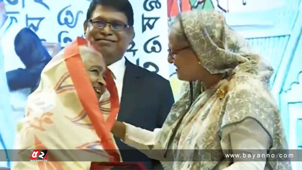 বিশিষ্টজনদের হাতে একুশে পদক তুলে দিলেন প্রধানমন্ত্রী