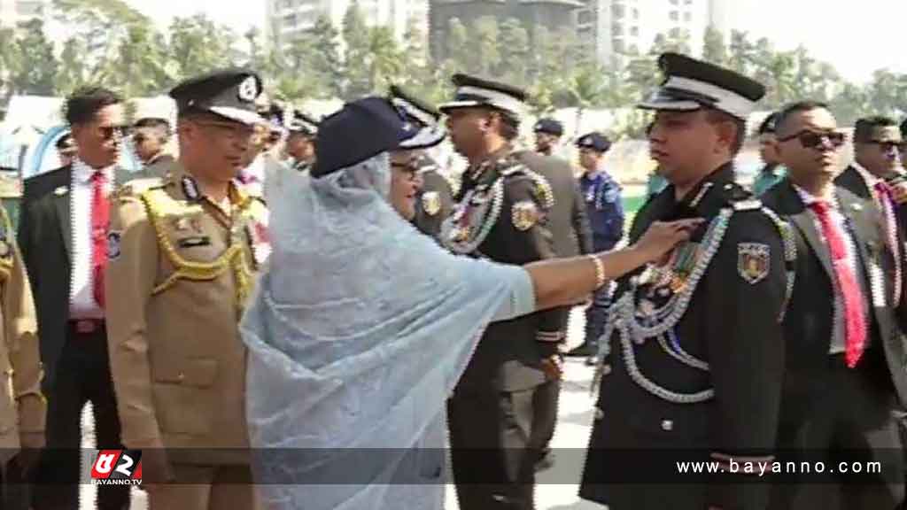 ৪০০ পুলিশ সদস্যকে পদক পরিয়ে দিলেন প্রধানমন্ত্রী