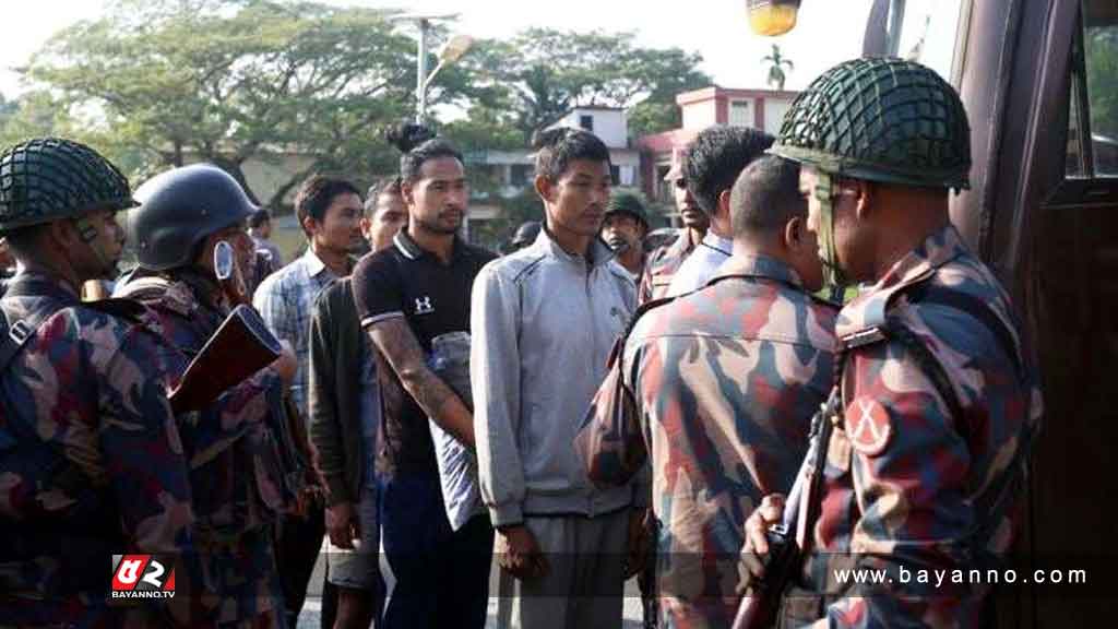 বিজিপিসহ মিয়ানমারের ৩৩০ নাগরিককে হস্তান্তর করলো বিজিবি