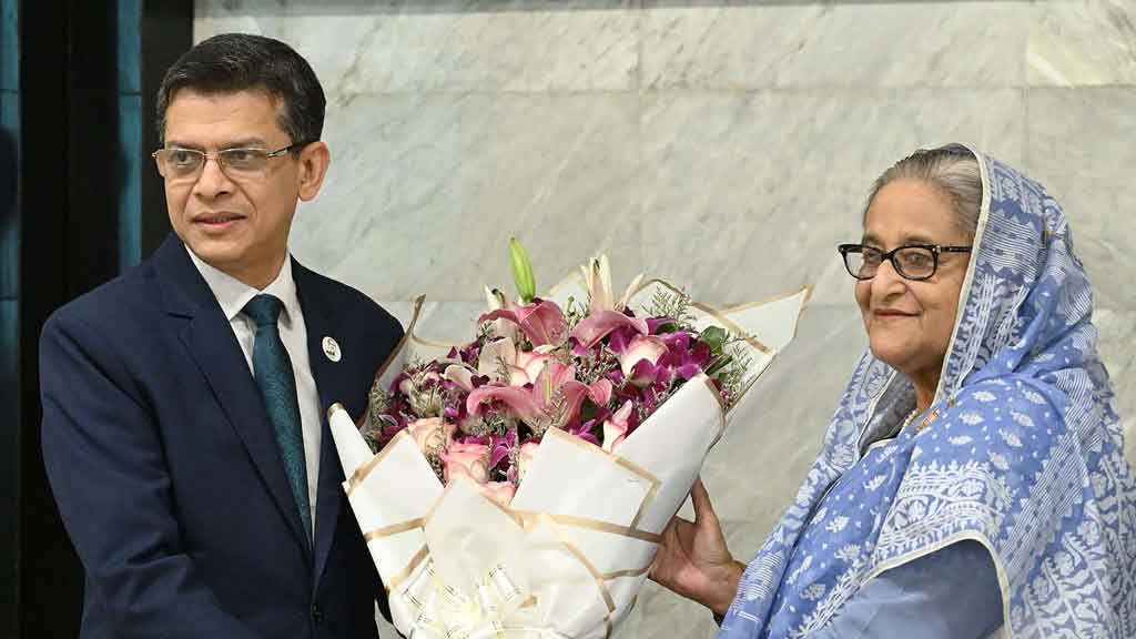 সচিব সভায় প্রধানমন্ত্রীকে ফুল দিয়ে অভিনন্দন