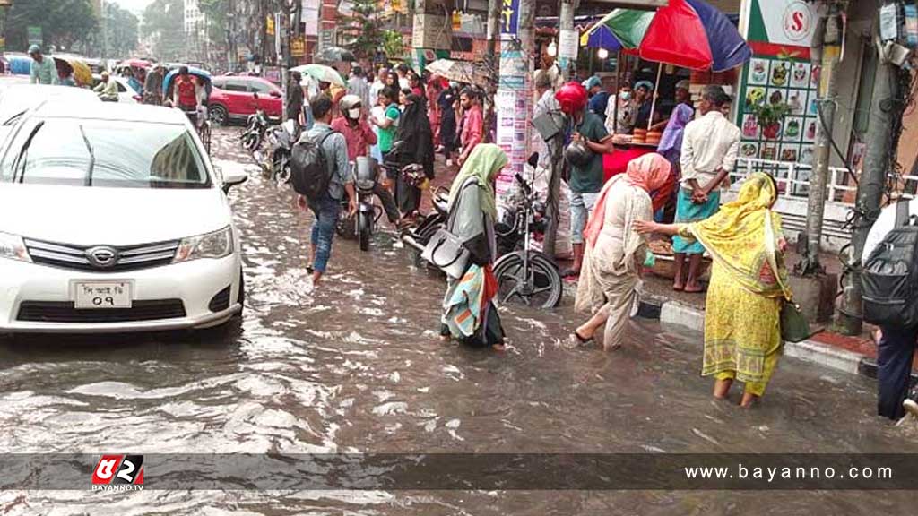 রাজধানীতে স্বস্তির বৃষ্টিতেও জলাবদ্ধতা ও যানজটে ভোগান্তি