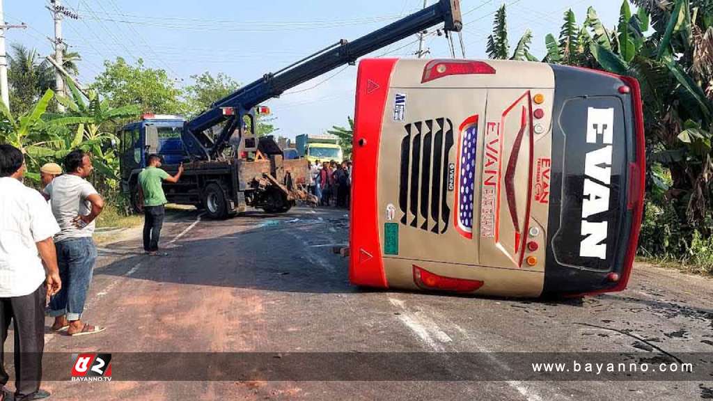 চালকের আসনে হেলপার, বাস উল্টে আহত ২০