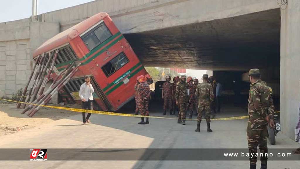 আন্ডারপাসে পিকনিকের বাস আটকে শিশু নিহত, আহত ২২