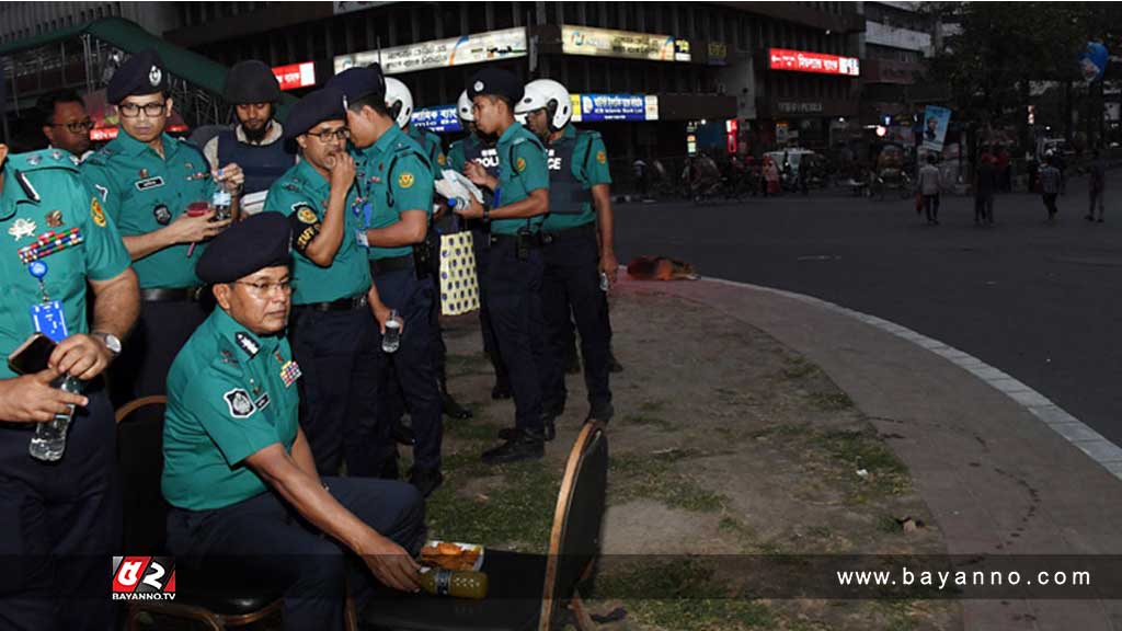 রাস্তায় ইফতার করলেন ডিএমপি কমিশনার 