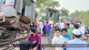 ৮ ঘণ্টায়ও উদ্ধার করা যায়নি একটি বগি