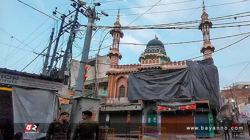 ভারতে হোলির আগে ত্রিপলে ঢেকে দেওয়া হলো মসজিদ