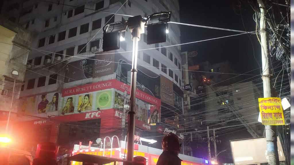 কান্না থামাতে রেস্টুরেন্টে খেতে এসে ২ ছেলেসহ লাশ হলেন মা