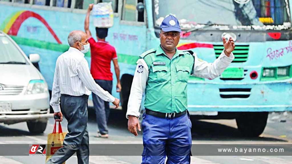 তীব্র দাবদাহে ট্রাফিক সদস্যদের স্বস্তি দিতে অনন্য উদ্যোগ